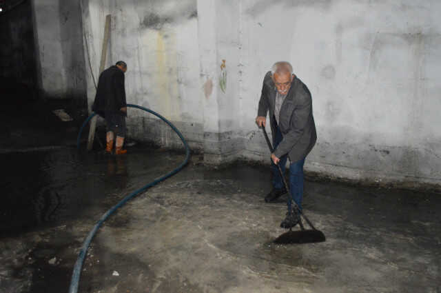 DEPREMİN ARDINDAN APARTMANIN BODRUMUNU YER ALTI SUYU BASIYOR