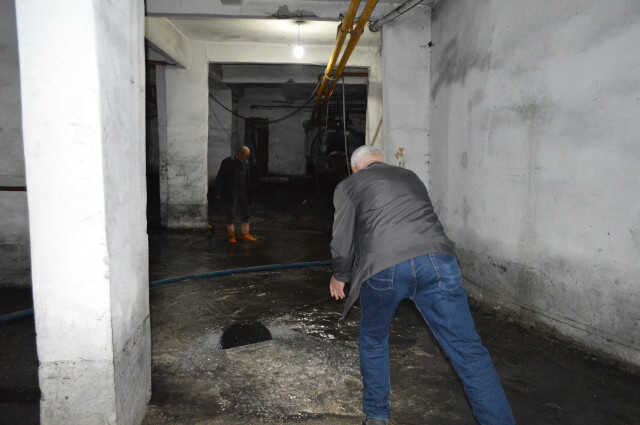 DEPREMİN ARDINDAN APARTMANIN BODRUMUNU YER ALTI SUYU BASIYOR
