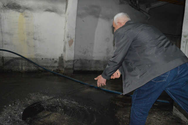 DEPREMİN ARDINDAN APARTMANIN BODRUMUNU YER ALTI SUYU BASIYOR
