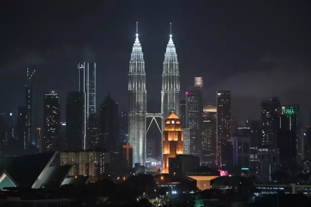 Dünyadaki Simgesel Yapılar Dünya Saati Etkinliği Kapsamında Karanlığa Gömüldü Dünyadaki Simgesel Yapılar Dünya Saati Etkinliği Kapsamında Karanlığa Gömüldü