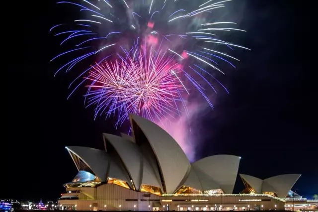 Dünyadaki Simgesel Yapılar Dünya Saati Etkinliği Kapsamında Karanlığa Gömüldü Dünyadaki Simgesel Yapılar Dünya Saati Etkinliği Kapsamında Karanlığa Gömüldü