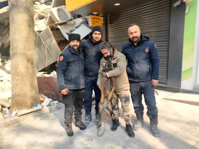 Enkaz altında hayatını kurtaran köpeğin resmini vücudunda ömür boyu taşıyacak Enkaz altında hayatını kurtaran köpeğin resmini vücudunda ömür boyu taşıyacak