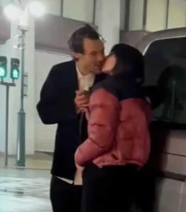 Ünlü şarkıcı Harry Styles ve model Emily Ratajkowski sokakta dudak dudağa yakalandı Ünlü şarkıcı Harry Styles ve model Emily Ratajkowski sokakta dudak dudağa yakalandı