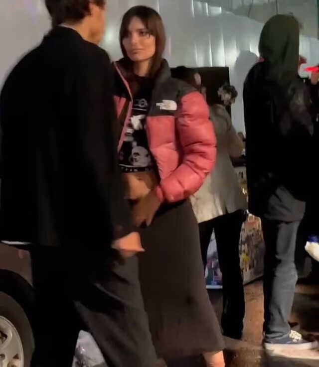 Ünlü şarkıcı Harry Styles ve model Emily Ratajkowski sokakta dudak dudağa yakalandı Ünlü şarkıcı Harry Styles ve model Emily Ratajkowski sokakta dudak dudağa yakalandı