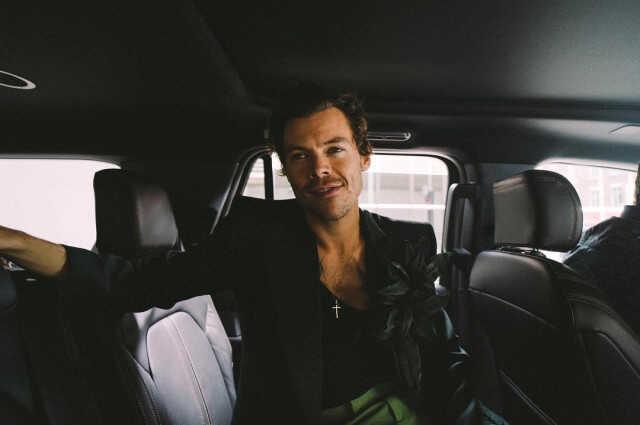 Ünlü şarkıcı Harry Styles ve model Emily Ratajkowski sokakta dudak dudağa yakalandı Ünlü şarkıcı Harry Styles ve model Emily Ratajkowski sokakta dudak dudağa yakalandı