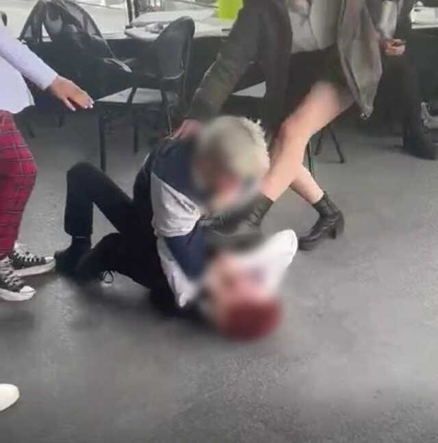 Alışveriş merkezinde kız kavgası! Çevredeki vatandaşlar müdahale etti Alışveriş merkezinde kız kavgası! Çevredeki vatandaşlar müdahale etti