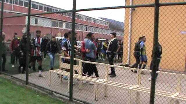 Amatör Lig bildiğiniz gibi! Polis araya girmese birbirlerini öldüreceklerdi