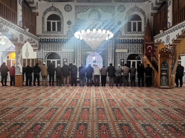 Bunalıma giren genç kapıya siper oldu! Camiye giremeyen cemaat polisten yardım istedi