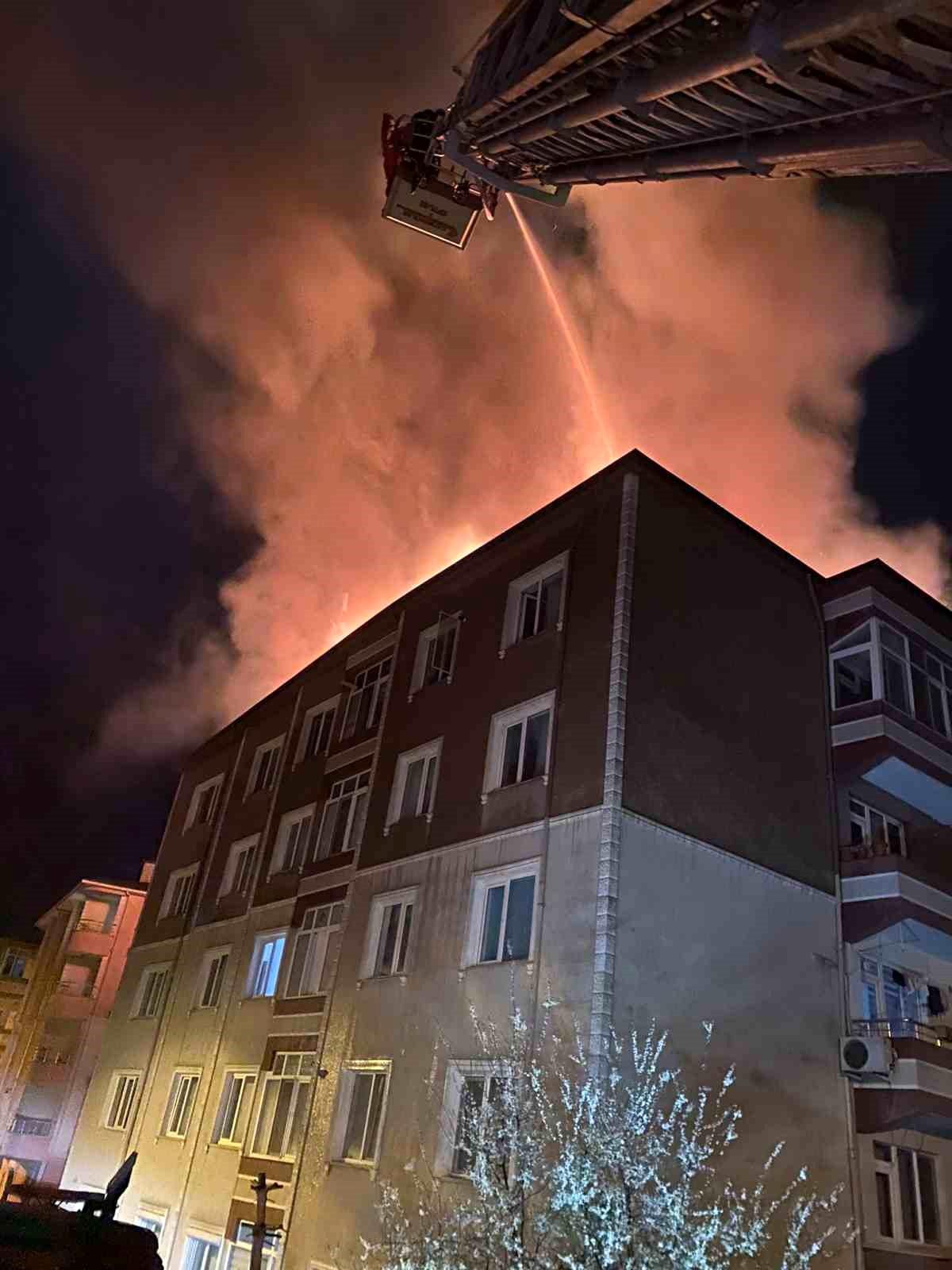 Çorlu'da apartmanın çatısı alev alev yandı