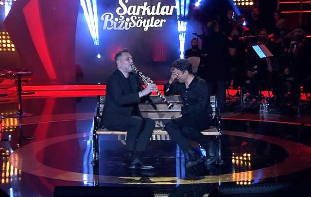 Depremde 11 ailesini kaybeden Uğur Aslan, yaşadıklarını anlatırken gözyaşlarına boğuldu Depremde 11 ailesini kaybeden Uğur Aslan, yaşadıklarını anlatırken gözyaşlarına boğuldu