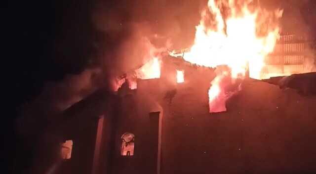 Depremde ağır hasar alan 303 yıllık cami, gece çıkan yangında küle döndü Depremde ağır hasar alan 303 yıllık cami, gece çıkan yangında küle döndü