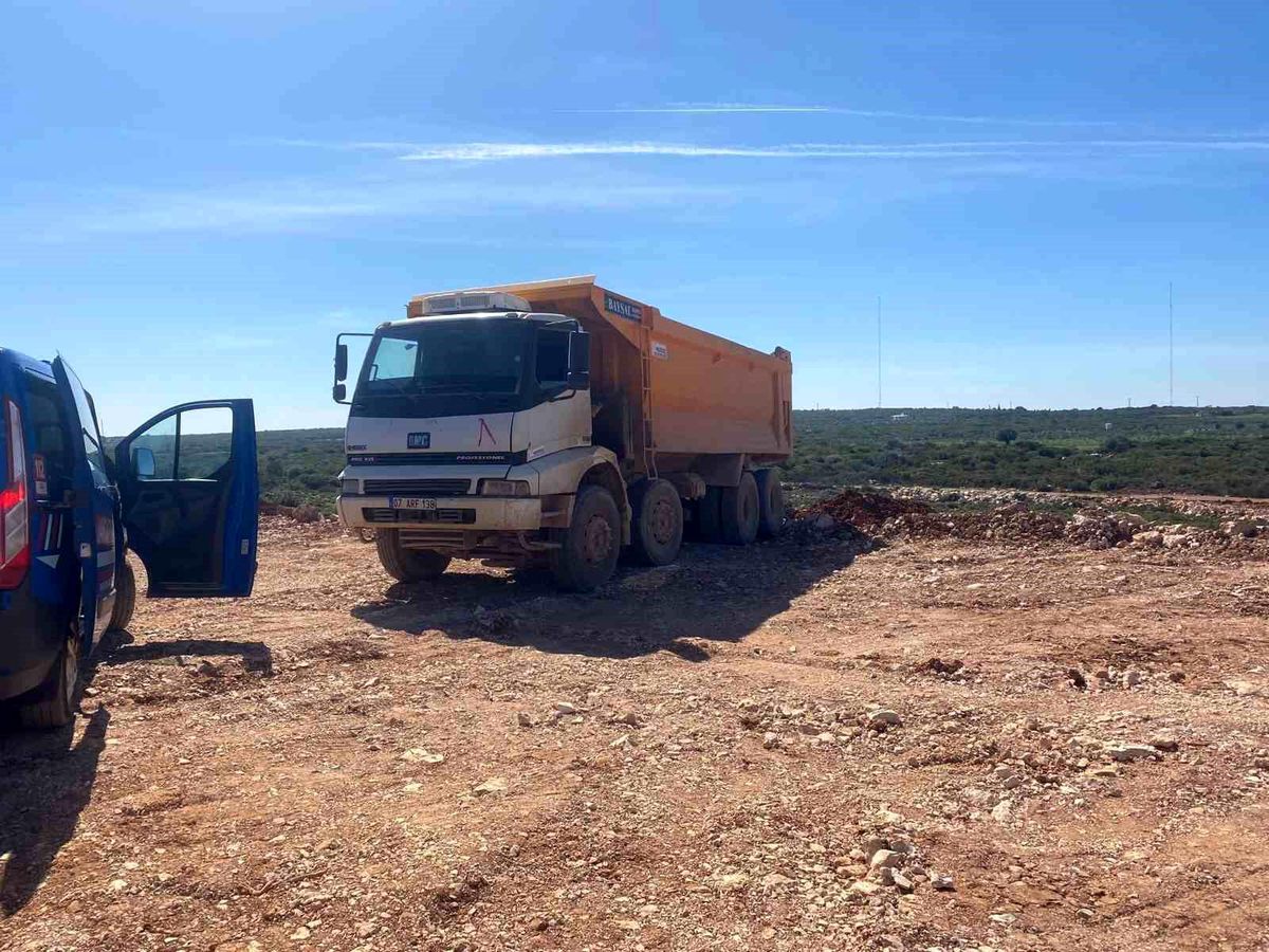 Didim'de vadiyi hafriyatla doldururken yakalandılar