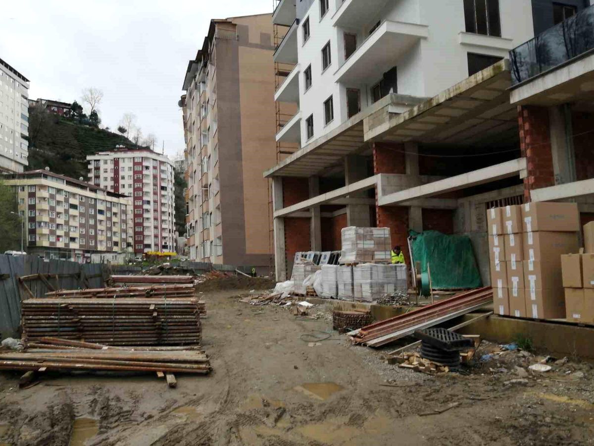 Rize'de bir inşaatın 5. katından düşen işçi ağır yaralandı