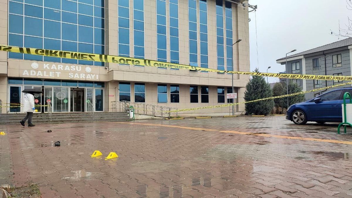 Adalet Sarayı önünde koca dehşeti: Boşanmak istediği eşini silahla vurdu