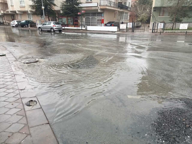 Ankara'da şiddetli yağış hayatı olumsuz etkiledi