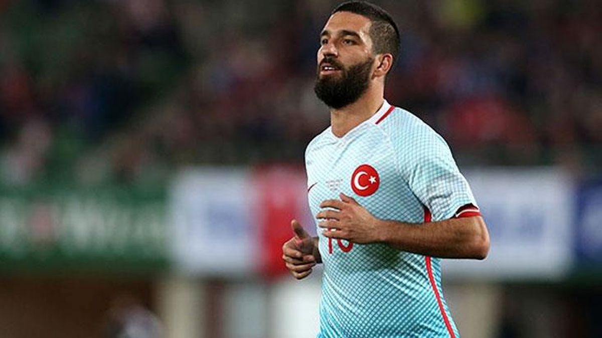 Arda Turan, Türkiye-Hırvatistan maçı öncesi ay-yıldızlı formayı 100 kez giydiği için ödüllendirilecek