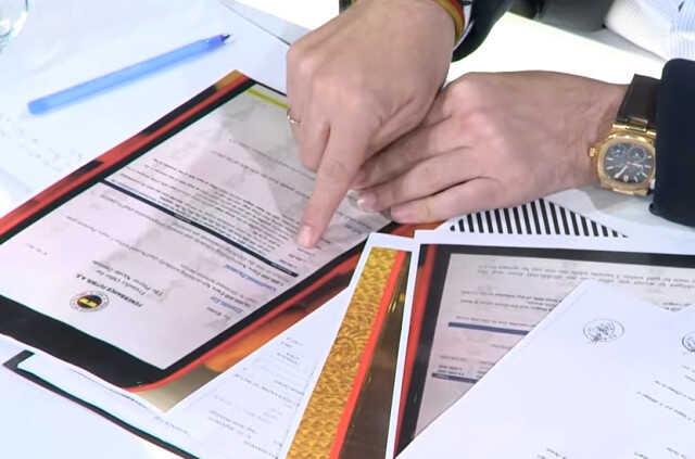 Canlı yayına belgelerle çıkan Erden Timur bombayı patlattı: İşte Fenerbahçe'nin verdiği teklifler Canlı yayına belgelerle çıkan Erden Timur bombayı patlattı: İşte Fenerbahçe'nin verdiği teklifler