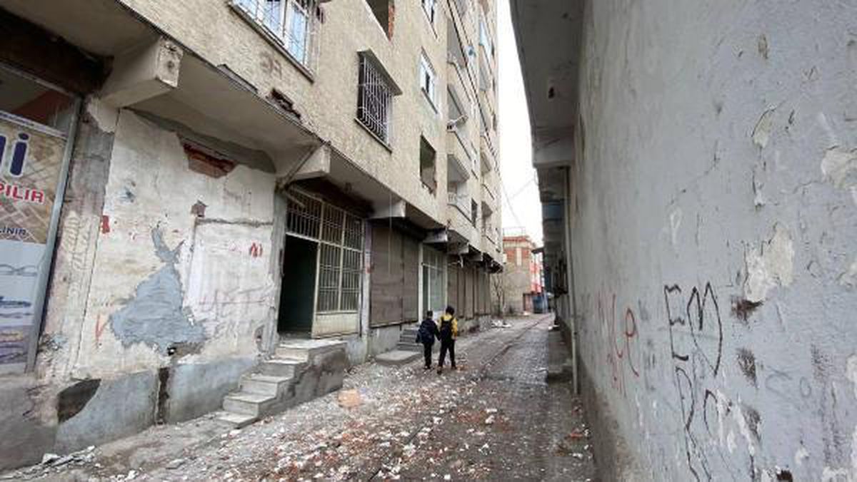 Diyarbakır'ın 400 bin nüfuslu ilçesi için uyarı: Küçük bir artçıda yıkılma durumu söz konusu