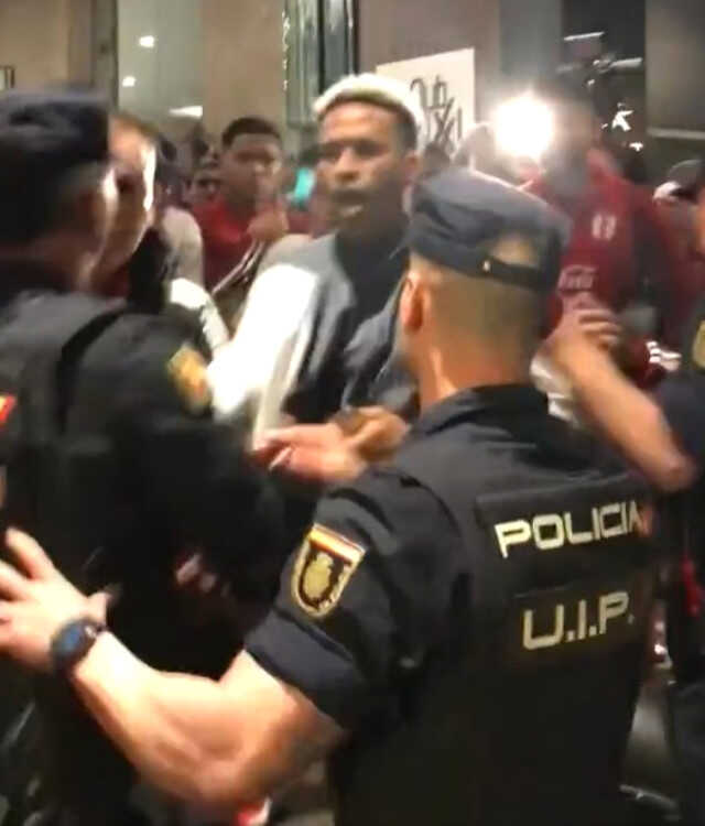 İspanya'da ortalık karıştı! Milli takımın kalecisini apar topar gözaltına aldılar