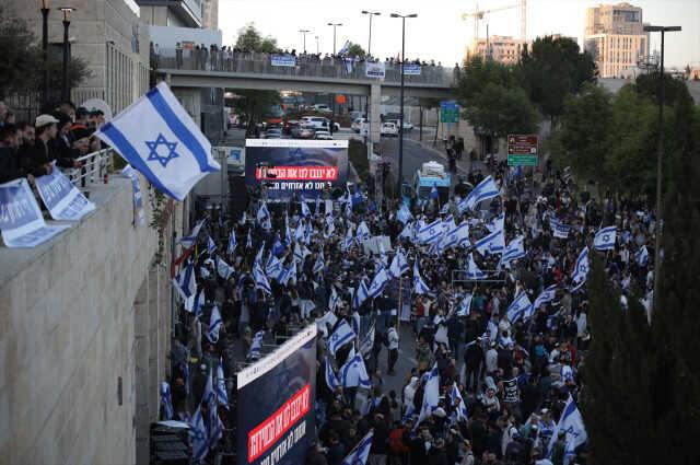 İsrail'de Netanyahu'ya geri adım attıran göstericiler ve talepleri tartışılıyor