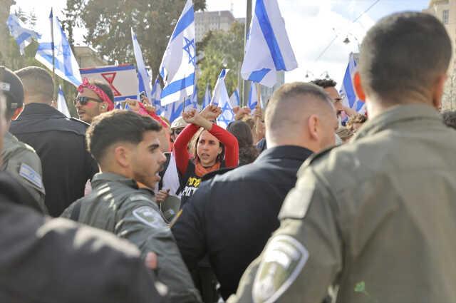 İsrail'de Netanyahu'ya geri adım attıran göstericiler ve talepleri tartışılıyor