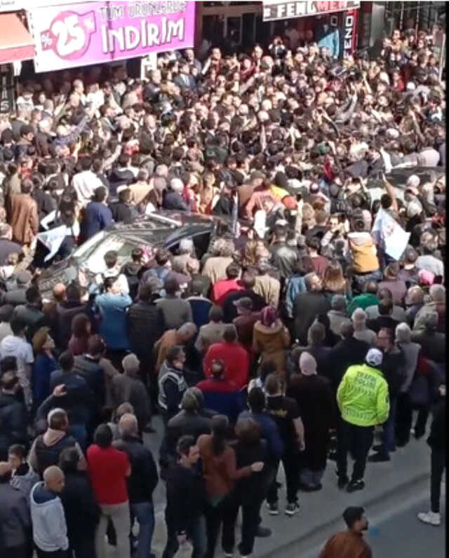 Kılıçdaroğlu'na Konya'da büyük ilgi! Kalabalık nedeniyle Esnaf ziyaretini iptal edip aracından konuşmak zorunda kaldı