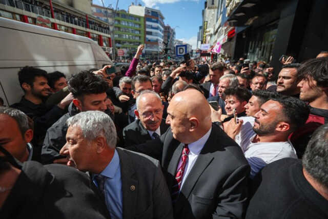 Kılıçdaroğlu'na Konya'da büyük ilgi! Kalabalık nedeniyle Esnaf ziyaretini iptal edip aracından konuşmak zorunda kaldı