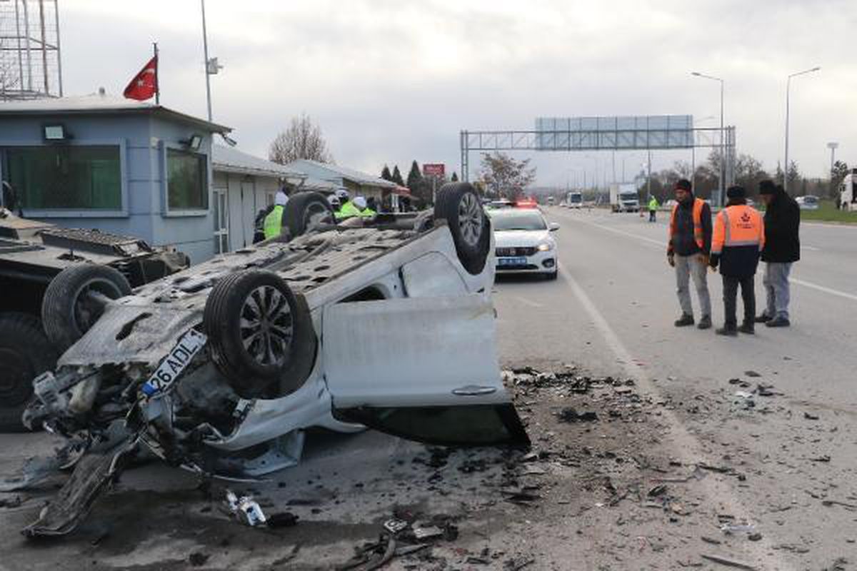 Kontrolden çıkan otomobil trafik uygulama noktasına daldı; 5'i polis, 6 yaralı