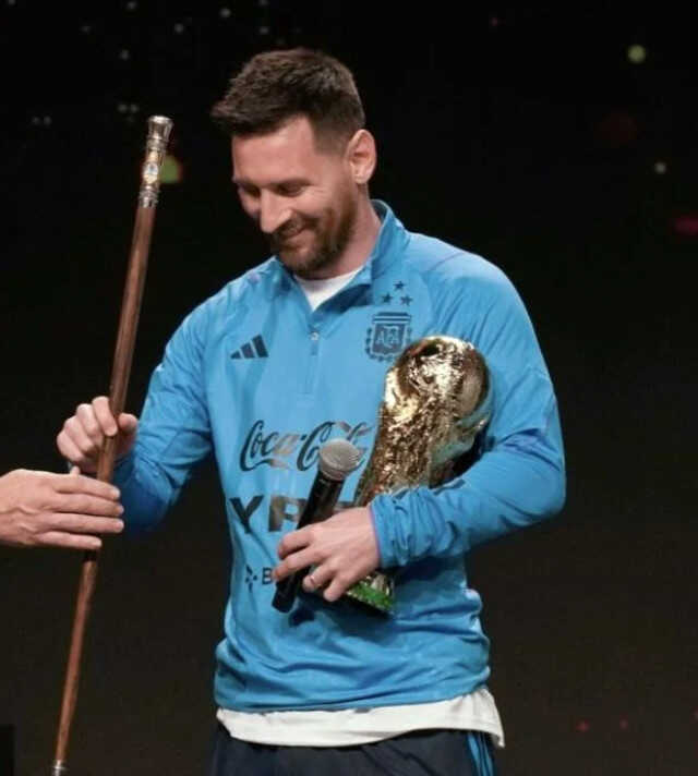 Messi ölümsüzleşti! Kendisi için hazırlanan büyük sürprizi şaşkınlıkla izledi