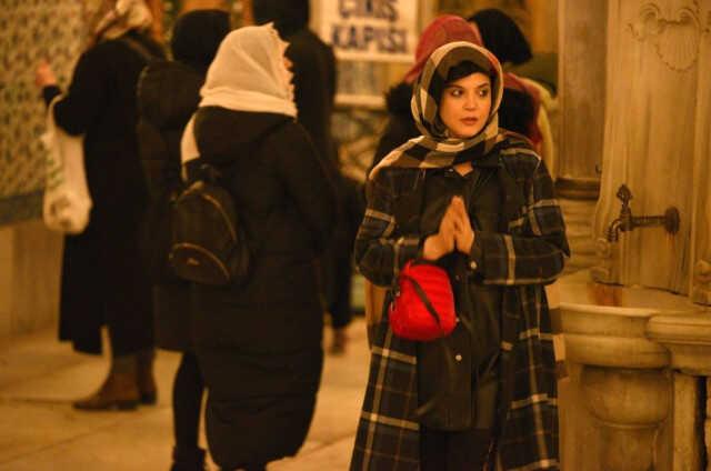 Oyuncu Feyza Civelek, Eyüp Sultan'da dua ederken görüntülendi: Ruhumdaki deri yaraları biraz sarmak istedim Oyuncu Feyza Civelek, Eyüp Sultan'da dua ederken görüntülendi: Ruhumdaki deri yaraları biraz sarmak istedim