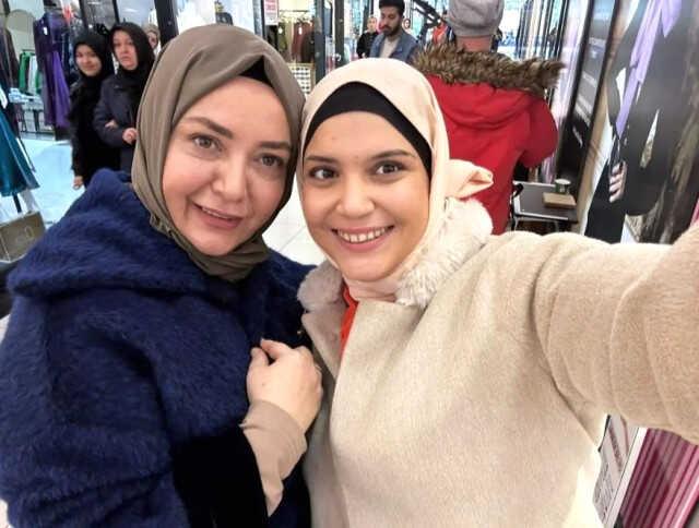 Oyuncu Feyza Civelek, Eyüp Sultan'da dua ederken görüntülendi: Ruhumdaki deri yaraları biraz sarmak istedim Oyuncu Feyza Civelek, Eyüp Sultan'da dua ederken görüntülendi: Ruhumdaki deri yaraları biraz sarmak istedim