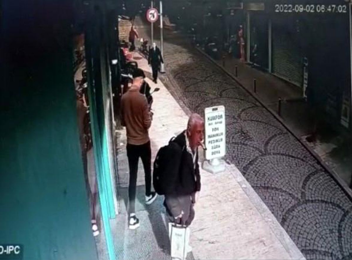 Şişli'de ilginç hırsızlık kamerada: Yaşlı hırsız mali defteri çalıp çikolata yedi