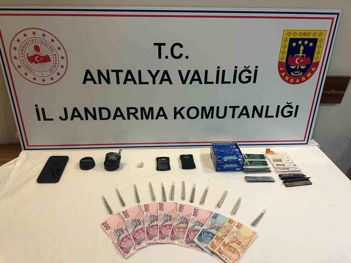 Ticari taksi ile uyuşturucu nakline jandarma engeli