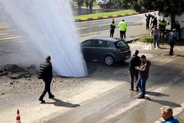 Ana isale hattı patladı, 8 katlı binayı su bastı