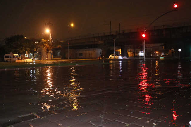 Adana'da gece bastıran sağanak yağış yolları göle çevirdi