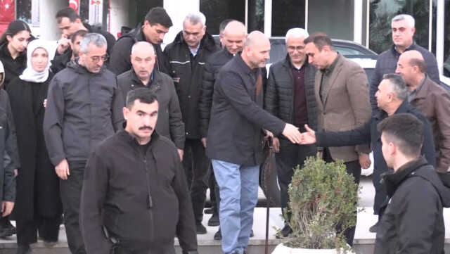 Bakan Soylu yaşadığı şiddet bel rahatsızlığı sonrası ilk kez görüntülendi! Bastonla yürüdüğü dikkatlerden kaçmadı