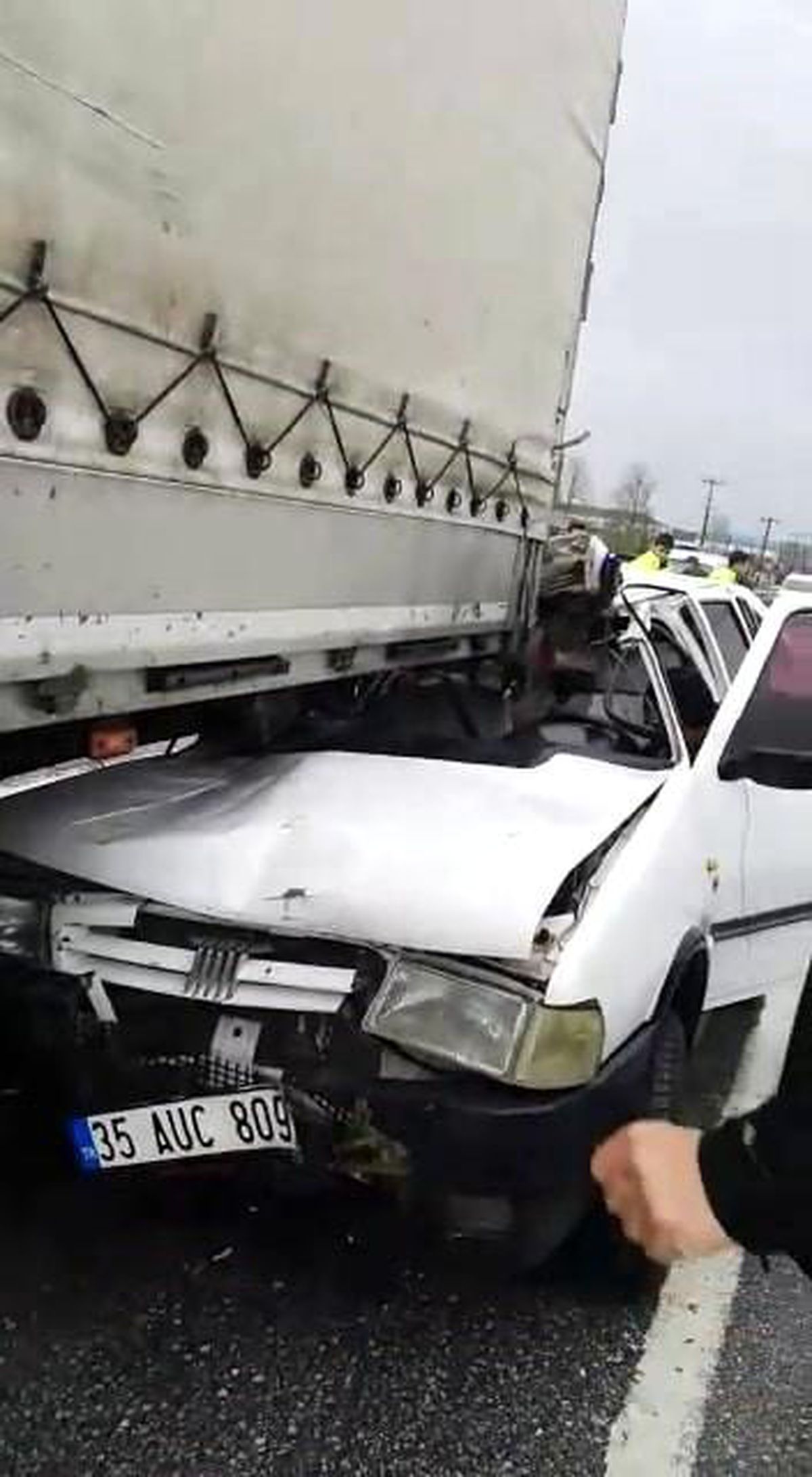D-100'de otomobil tıra ok gibi saplandı: 1 yaralı