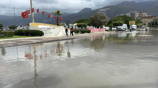 Deprem bölgesi İskenderun'u fırtına vurdu: Denizi taştı, yangın çıktı