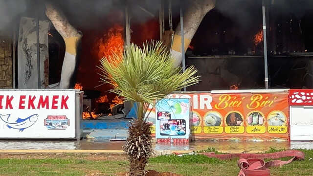 Deprem bölgesi İskenderun'u fırtına vurdu: Denizi taştı, yangın çıktı