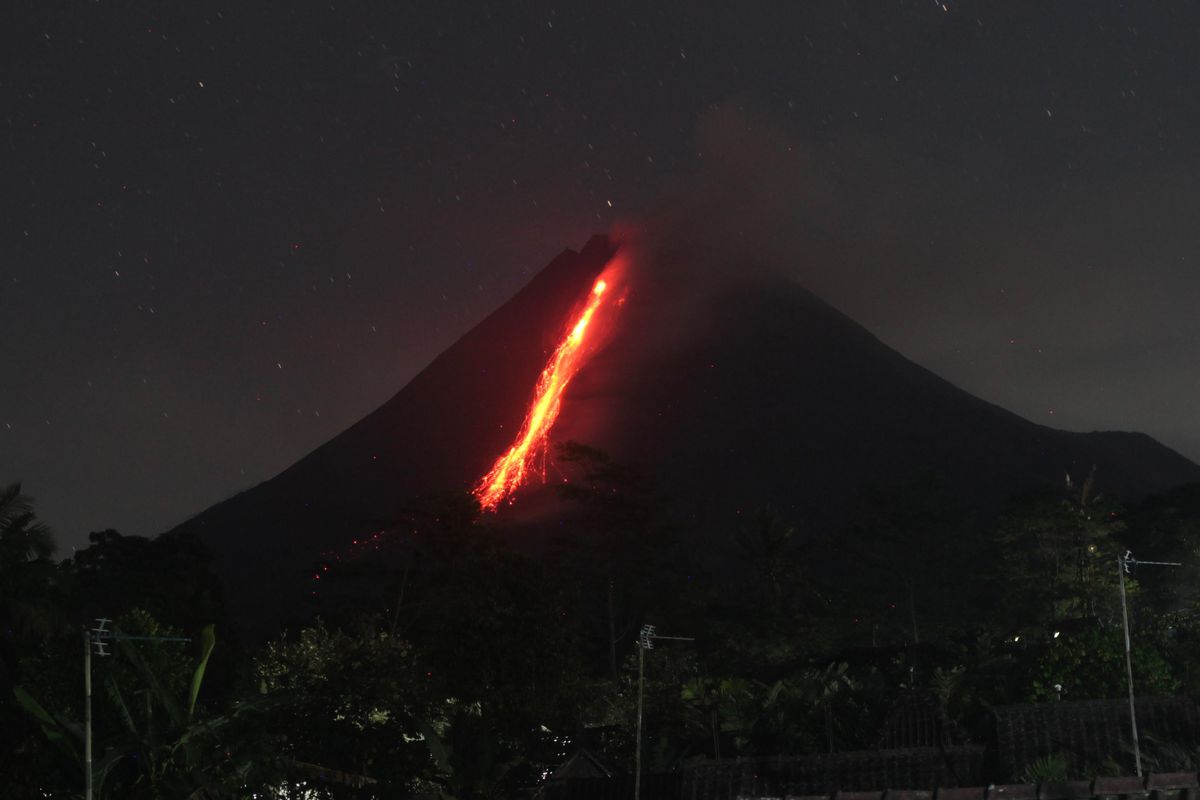 Endonezya'nın Merapi Yanardağı'nda Hareketlilik Sürüyor