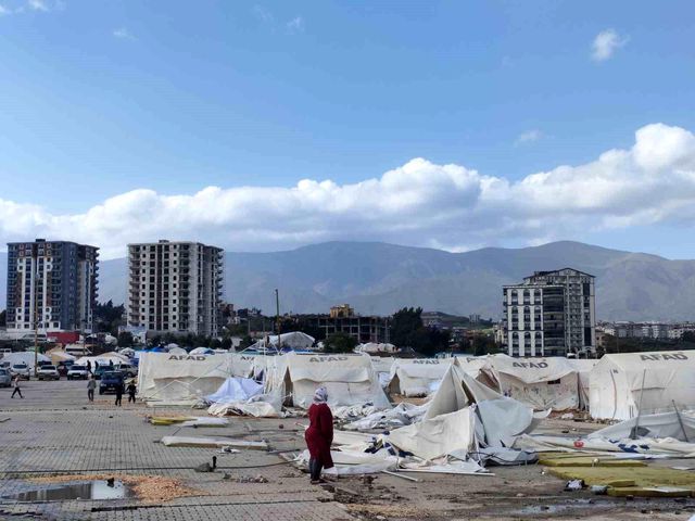 Hatay'da fırtına çadırları yıktı