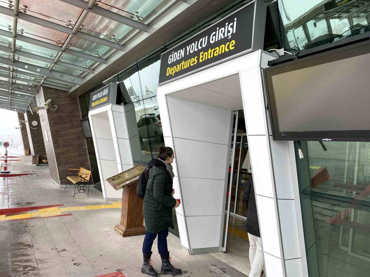 Kar yağışı Kastamonu'da uçuşları iptal ettirdi