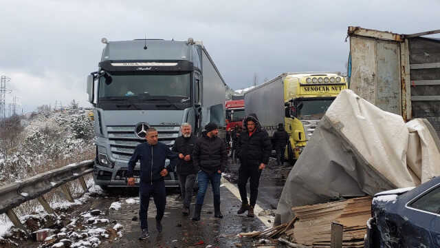 Anadolu Otoyolu'nun Bolu geçişinde zincirleme kaza! 54 araç birbirine girdi, yaralılar var