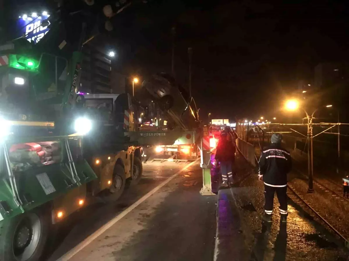 Bakırköy'de kontrolden çıkan araç metro yoluna uçtu: 2 yaralı