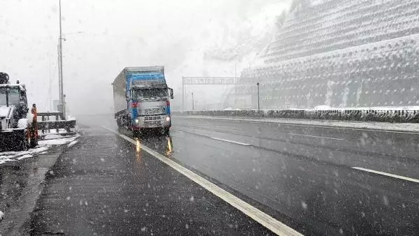 Bolu Dağı'nda kar esareti! Ekipler aralıksız çalışıyor Bolu Dağı'nda kar esareti! Ekipler aralıksız çalışıyor