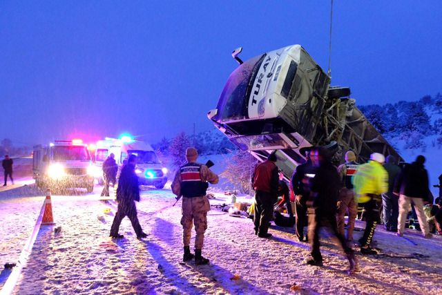 Erzincan'da yolcu otobüsü şarampole devrildi: 2 ölü, 21 yaralı