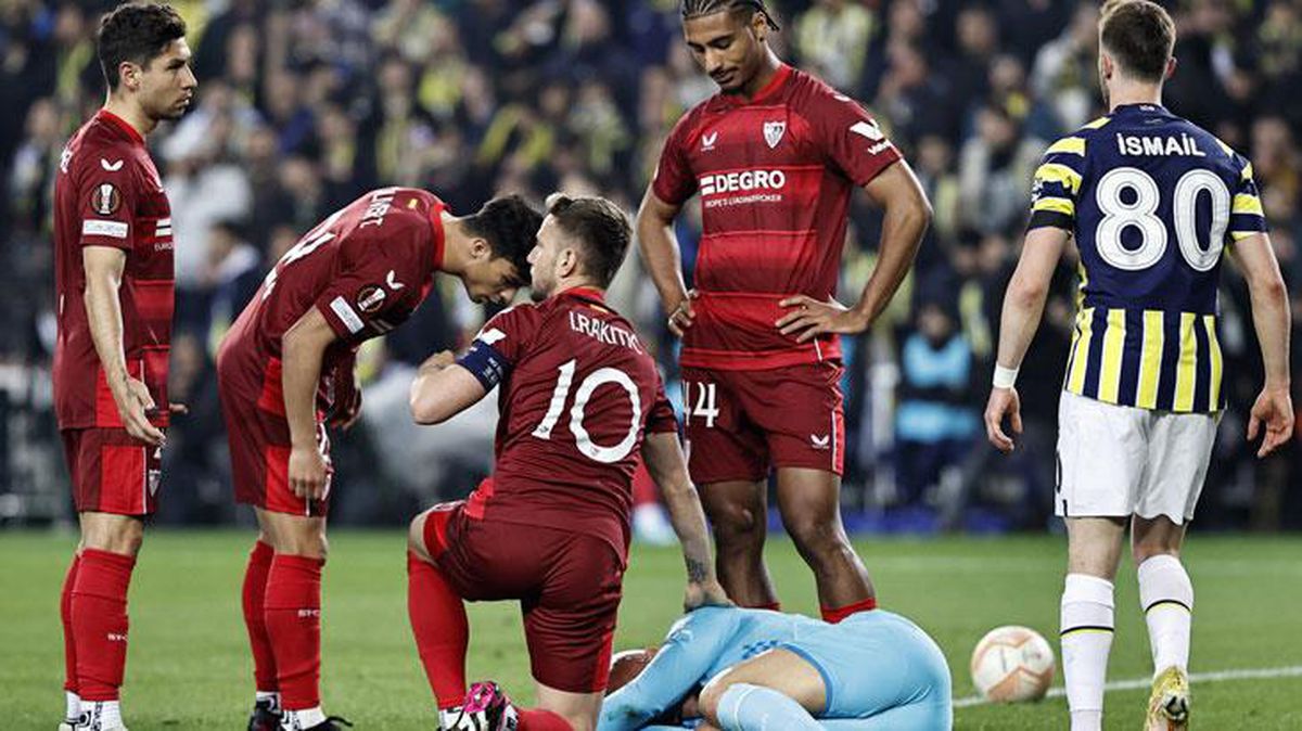 Fenerbahçe, Sevilla maçında sahaya madde attan taraftarları ömür boyu stattan men etti