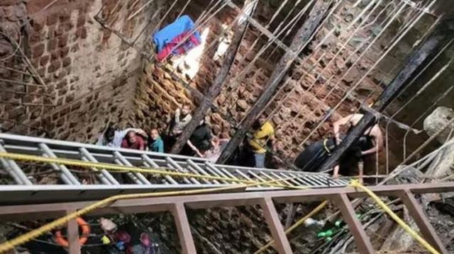 Hindistan'da tapınakta çatısı çöken kuyuya 25 kişi düştü