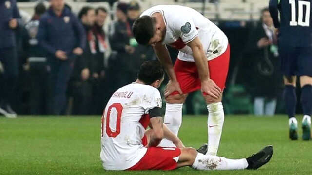 Inter yıkımı yaşadı! Milli maçta sakatlanan Çalhanoğlu'na hasret kalacaklar Inter yıkımı yaşadı! Milli maçta sakatlanan Çalhanoğlu'na hasret kalacaklar