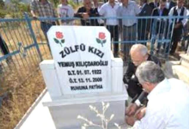 Kemal Kılıçdaroğlu ve annesini gösterdiği iddia edilen fotoğraf, gerçeği yansıtmıyor Kemal Kılıçdaroğlu ve annesini gösterdiği iddia edilen fotoğraf, gerçeği yansıtmıyor